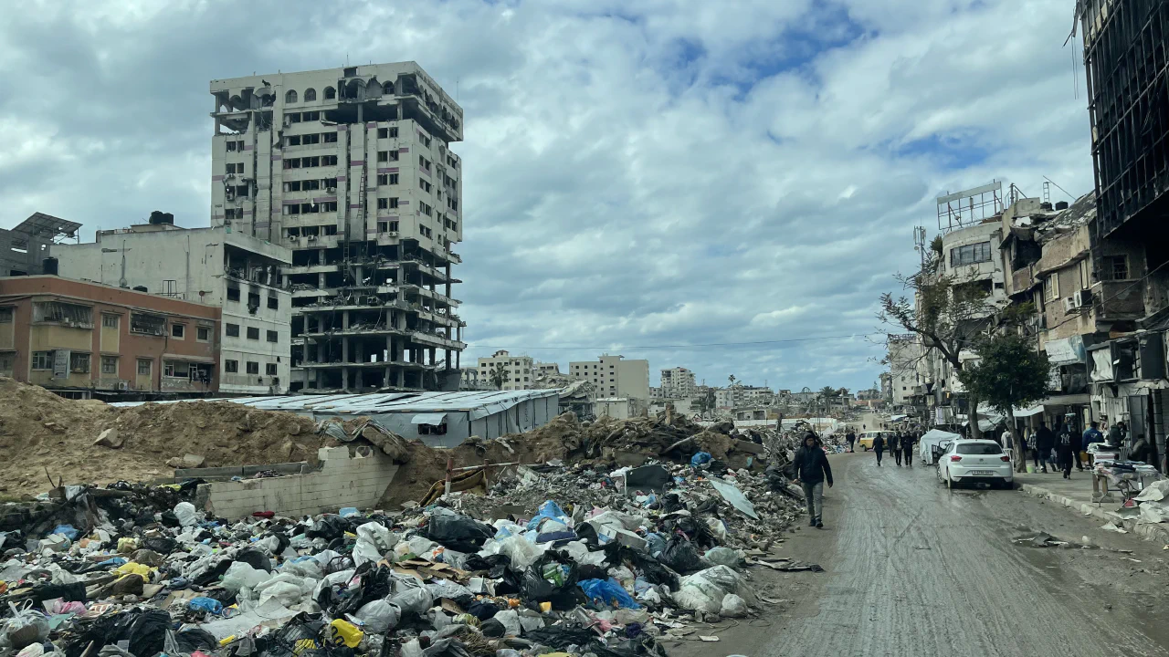 Photographie de l'avenue Omar al_Mukthar. On y voit des bâtiments en ruine.